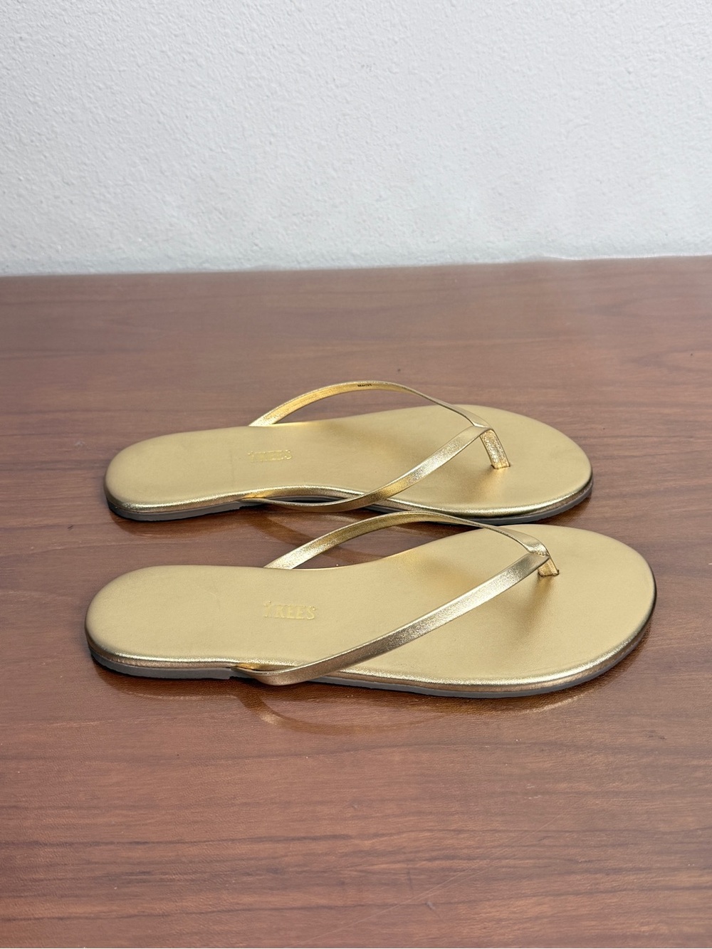 TKEES Highlighter Blink Metallic Gold Slim Strap Flip Flops EUC 10